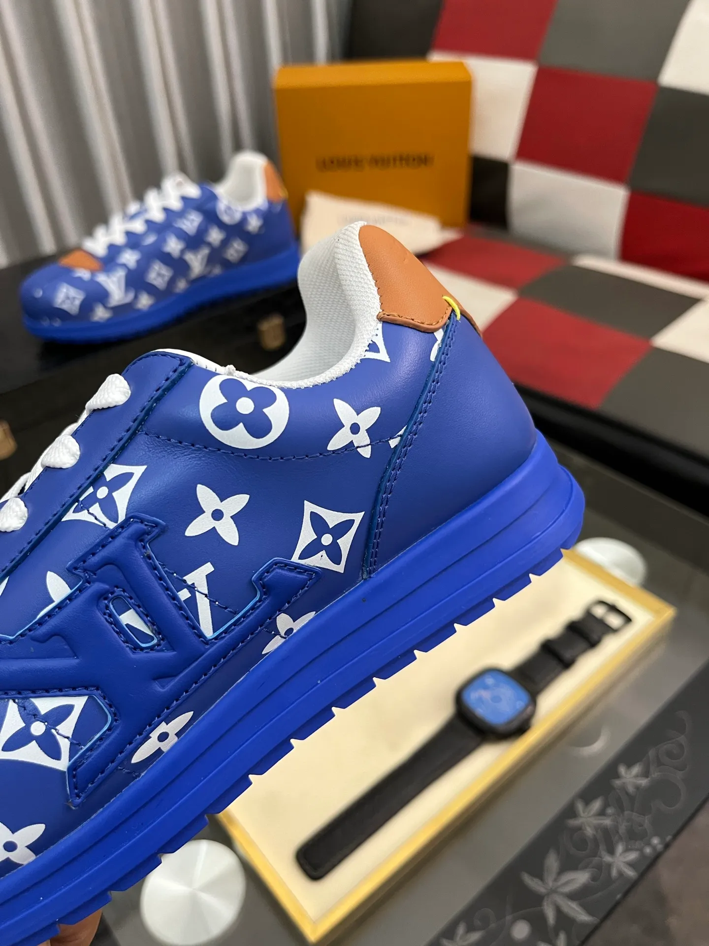 Men's shoes 💰700⌚️⌚️LV TARINE Louis Vuitton x Tyler joint model Donkey brand L family embossed couple style casual sneakers skate shoes original purchase and development This LV Trainer sneaker comes from the Louis Vuitton and Tyler collaboration series. The Monogram pattern and brand logo are transformed into nubuck calf leather embossing and side decoration respectively, witnessing the artist's creative interpretation of classic elements. The deep tones accentuate the complex upper, which requires hours of craftsmanship to complete. Exquisitely packaged at the delivery counter🛍📦 ▪️Fabrics: Original customized first-layer cowhide ▪️Inner lining: Original customized breathable mesh ▪️Outsole: Original open-molded two-color TPU combination outsole ▪️Sole thickness: 3CM ▪️Size: Women's 35-40 / Men's 38-46